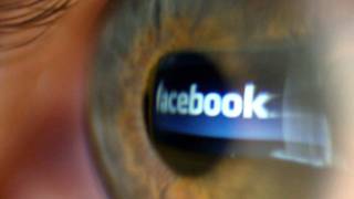 Отражение логотипа Facebook в зрачке