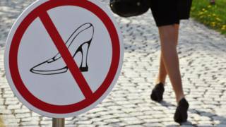 Zapatos de tacón y señal de "prohibidos los tacones altos"