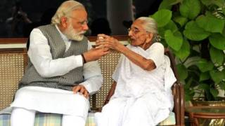अपनी माँ के साथ प्रधानमंत्री नरेंद्र मोदी.