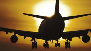 Un avión en pleno vuelo