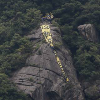 香港本土政治组织周二在郊野公园山腰悬挂巨幅标语抗议。