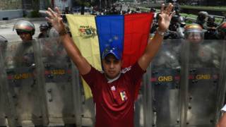 Un manifestante ante la policía