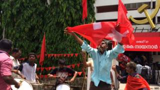 केरल में जीत का जश्न मनाते वाम कार्यकर्ता.