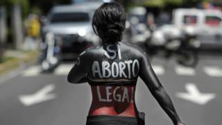 Una manifestante contra la ley del aborto en El Salvador