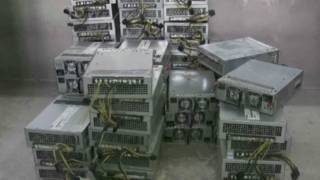 Equipos en la mina de bitcoins de China