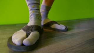 Una persona en chancletas