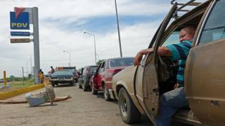 Fila para echar gasolina en Maracaibo