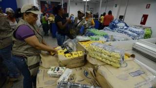 Personas comprando en un automercado oficial