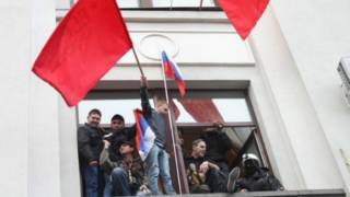 Прихильники ЛНР із прапорами СРСР і Росії