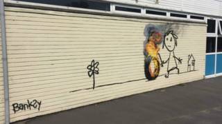 El mural de Banksy apració en una de las paredes de una escuela de Bristol.