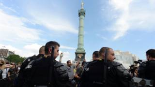 Французские полицейские во время протеста на площади Бастилии