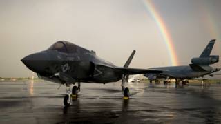 一架美國海軍陸戰隊F-35B戰鬥機停靠在英國皇家空軍費爾福德基地(29/6/2016)