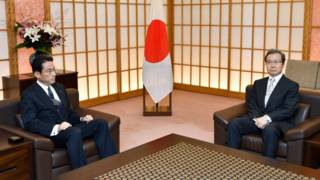 岸田文雄(左)在外務省會見程永華(右)提出抗議(9/8/2016)