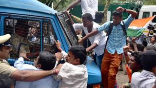 ব্যাঙ্গালোরে পুলিশে ভ্যানের ওপর বিজেপি-পন্থী ছাত্রদের হামলা।