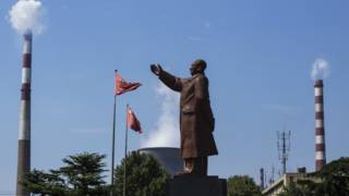 2016年8月,武钢集团内的领袖雕像。武钢是中国建国以后建设的第一个特大型钢铁厂。