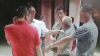 涉嫌性侵女看護的謝姓雇主(圖中白髮者)在影片曝光後被逮捕。