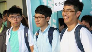 (左至右)黄之锋、罗冠聪与周永康在东区裁判法院外会见记者(BBC中文网图片21/9/2016)