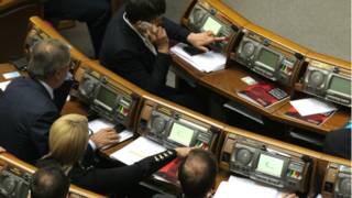 Депутати парламенту голосують у сесійній залі