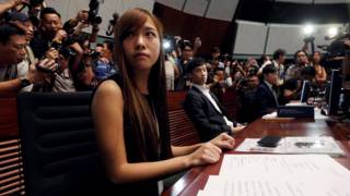 游蕙禎(前)、梁頌恆(後)在議事廳內就坐(26/10/2016)