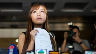 游蕙禎抵達高等法院,手持判決書向傳媒簡短講話。