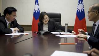 蔡英文在官員陪同下進行電話通話