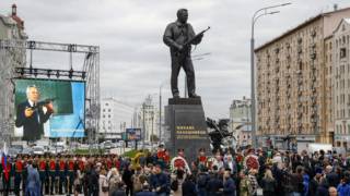 Kalashnikov con su famosa creación