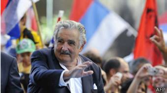 El presidente uruguayo, José Mujica, saluda a simpatizantes.