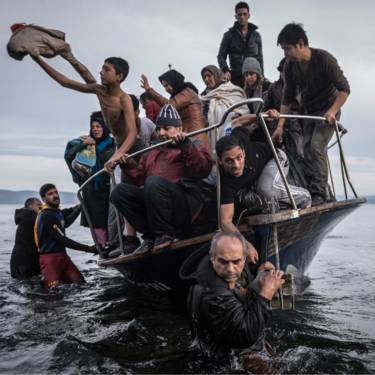 Un grupo de inmigrantes que cruzaron desde Turquía desembarcan cerca del pueblo de Skala, en la isla griega de Lesbos. Sergey Ponomarev/The New York Times/Columbia University