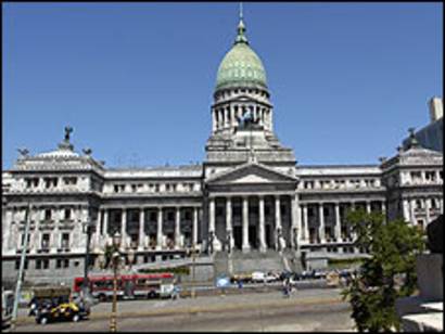Argentina: sin presupuesto pero con escándalo - BBC News Mundo