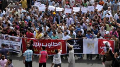 مصر إصابات بين متظاهرين وقوات الجيش بالعباسية والأخوان يحملون