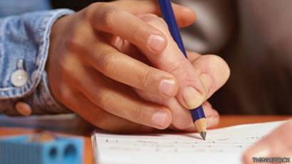 Resultado de imagen para manos de niño escribiendo