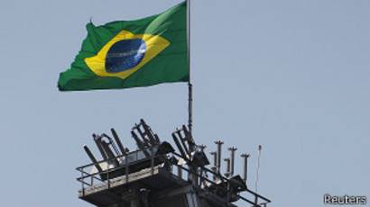 Plataforma de Petrobras con la bandera de Brasil.