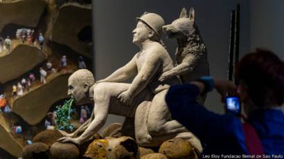 Escultura com rei 'sendo penetrado' leva a suspensão de exposição ...