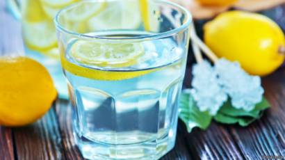beber agua en ayunas por la mañana