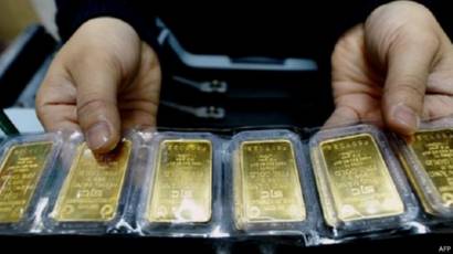 انخفاض سعر الذهب لأدنى مستوياته منذ خمس سنوات Bbc News Arabic