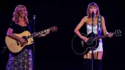 Taylor Swift Nyanyikan Smelly Cat Film Friends Bbc News Indonesia