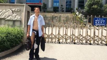 Pelucutan Pakaian Pengacara Cina Punya Gaung Lebih Kuat Di
