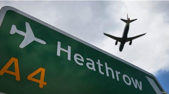 Avión sobrevuela cartel de aeropuerto de Heathrow