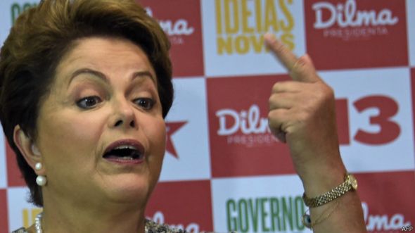 Presidenta brasileña Dilma Rousseff habla en un acto de campaña.