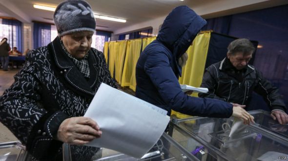 Mujer votando en Ucrania.