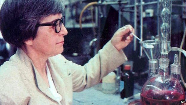 Stephanie Kwolek inventó una fibra cinco veces más resistente que el acero. Stephanie Kwolek inventó una fibra cinco veces más resistente que el acero.