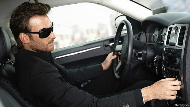 Человек в дорогом авто