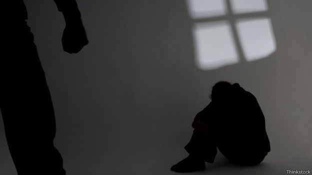 El problema no tiene una explicación en blanco y negro. Una persona en actitud amenazante