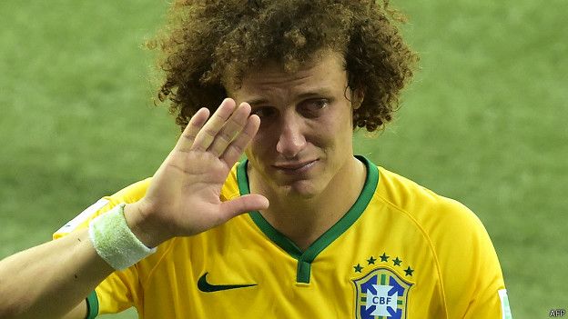 El defensor brasileño David Luiz se retira llorando tras la derrota 7 a 1 contra Alemania en el Mundial 2014.