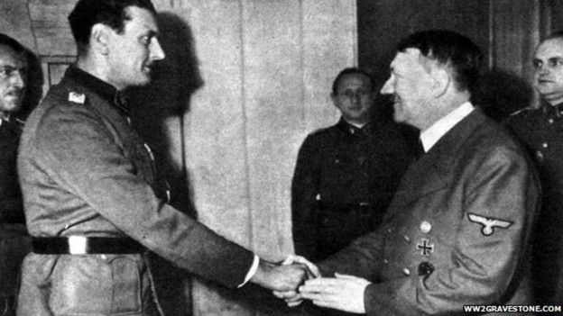 Otto Skorzeny cumpriemnta Hitler (foto: WW2GRAVESTONE.COM)