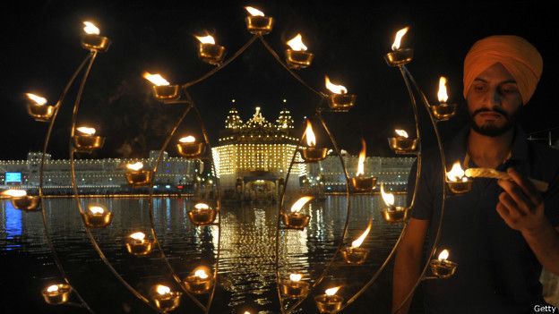 Un Sikh indio enciende luces durante el Diwali