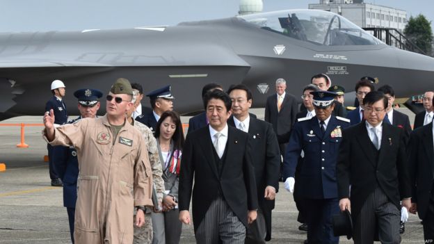 安倍晉三在茨城縣航空自衛隊百里基地視察駐日美軍戰鬥機（26/10/2014）