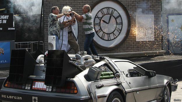 En "Volver al Futuro", el protagonista viaja en un DeLorean adaptado y enfrenta algo similar a "la paradoja del abuelo", pues su madre se enamora de él. Volver al Futuro