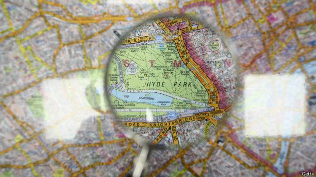 Una lupa sobre un mapa