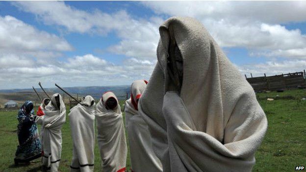 Los ritos en Sudáfrica provocan cientos de mutilaciones de jóvenes cada año.